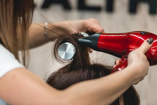 How to straighten your hair with a blow dryer